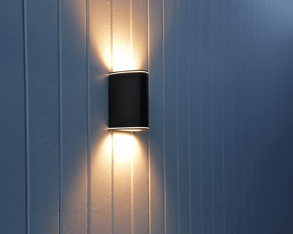 Trius II Schwarz außenlampe Von Westal - Klimaneutrale Wandleuchte aus stranggepresstem Aluminium mit Up-/Down-Licht.