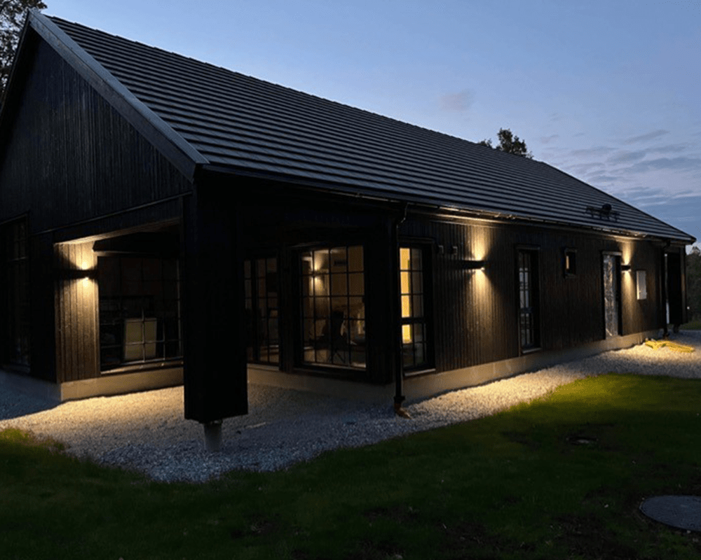 Lot Reko II Schwarz außenlampe Von Westal - Lot Reko II ist eine Leuchtenserie aus Aluminiumdruckguss mit einer korrosionsbeständigen Pulverbeschichtung.