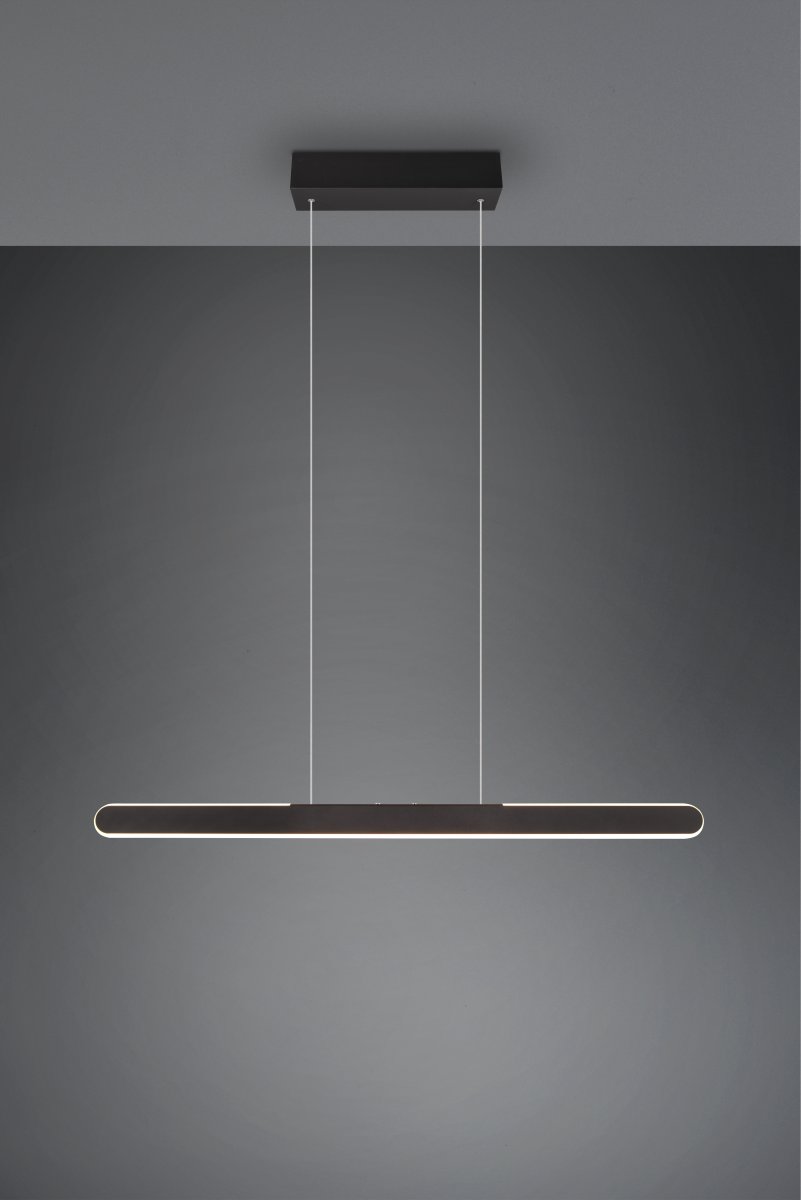 Helios 100cm Schwarz hängelampe Von Trio Lighting - Die klaren und modernen Linien der Lampe verleihen dem Zuhause eine elegante Atmosphäre, die durch die Auf- und Ab-Beleuchtung noch verstärkt wird.