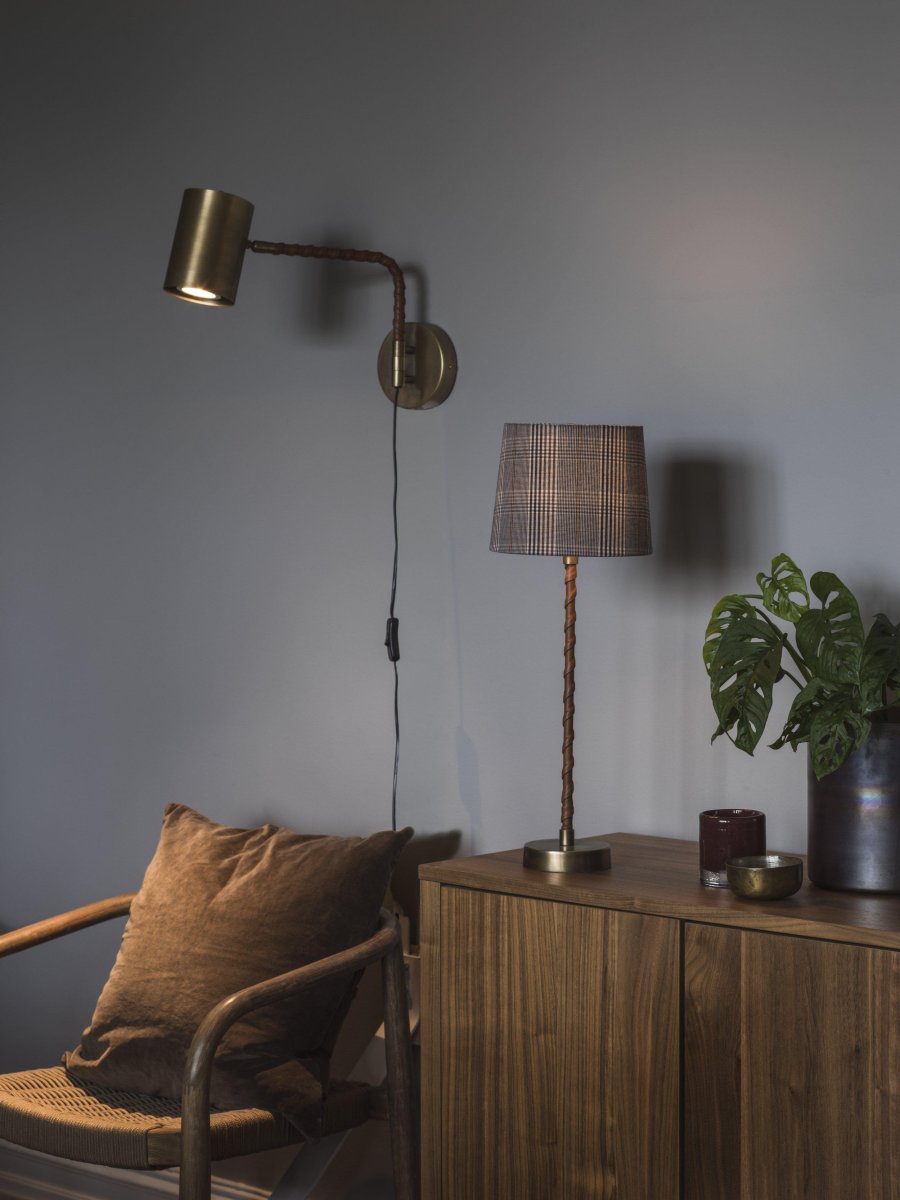 Nora 25cm Gold wandlampe Von PR Home - Wandleuchte Nora aus Metall, komplett mit Metallschirm in Antikmessing und mit Kunstleder umwickeltem Rahmen.