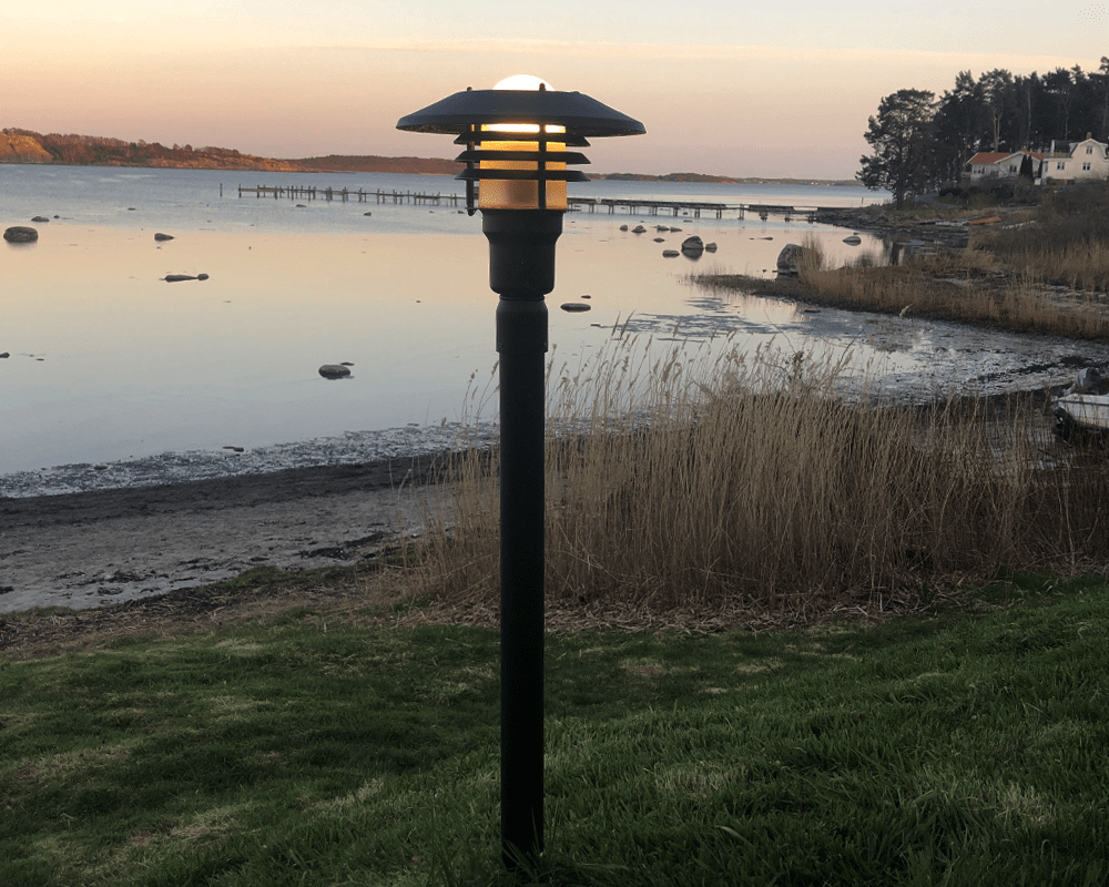 Tellus 145cm Schwarz pollarleuchten Von Westal - Tellus ist eine Leuchtenserie, die je nach Design der Villa, dem Mehrfamilienhaus oder dem Ferienhaus unterschiedliche Charaktere verleiht.