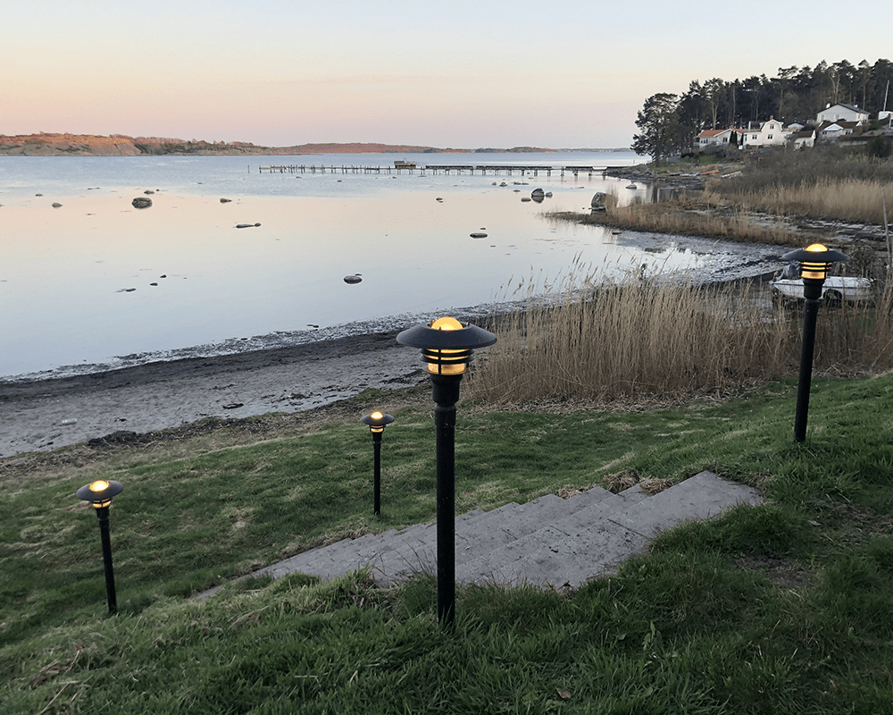 Tellus 145cm Schwarz pollarleuchten Von Westal - Tellus ist eine Leuchtenserie, die je nach Design der Villa, dem Mehrfamilienhaus oder dem Ferienhaus unterschiedliche Charaktere verleiht.