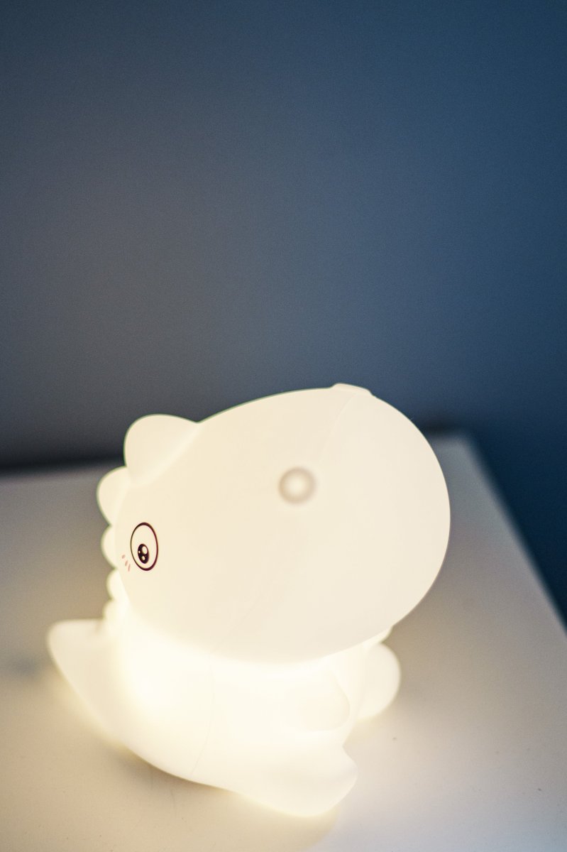 Dinosaur Weiß kinderlampe Von Star Trading - Dinosaurier ist ein bezauberndes Nachtlicht mit Touch-Funktion, das ein sanftes und angenehmes Licht verbreitet.