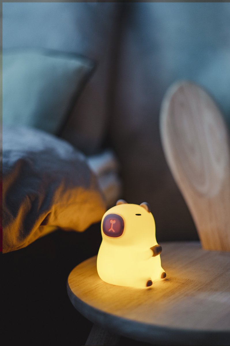 Capybara Weiß kinderlampe Von Star Trading - Capybara ist eine bezaubernde Nachtlampe, die ein sanftes und angenehmes Licht verbreitet.