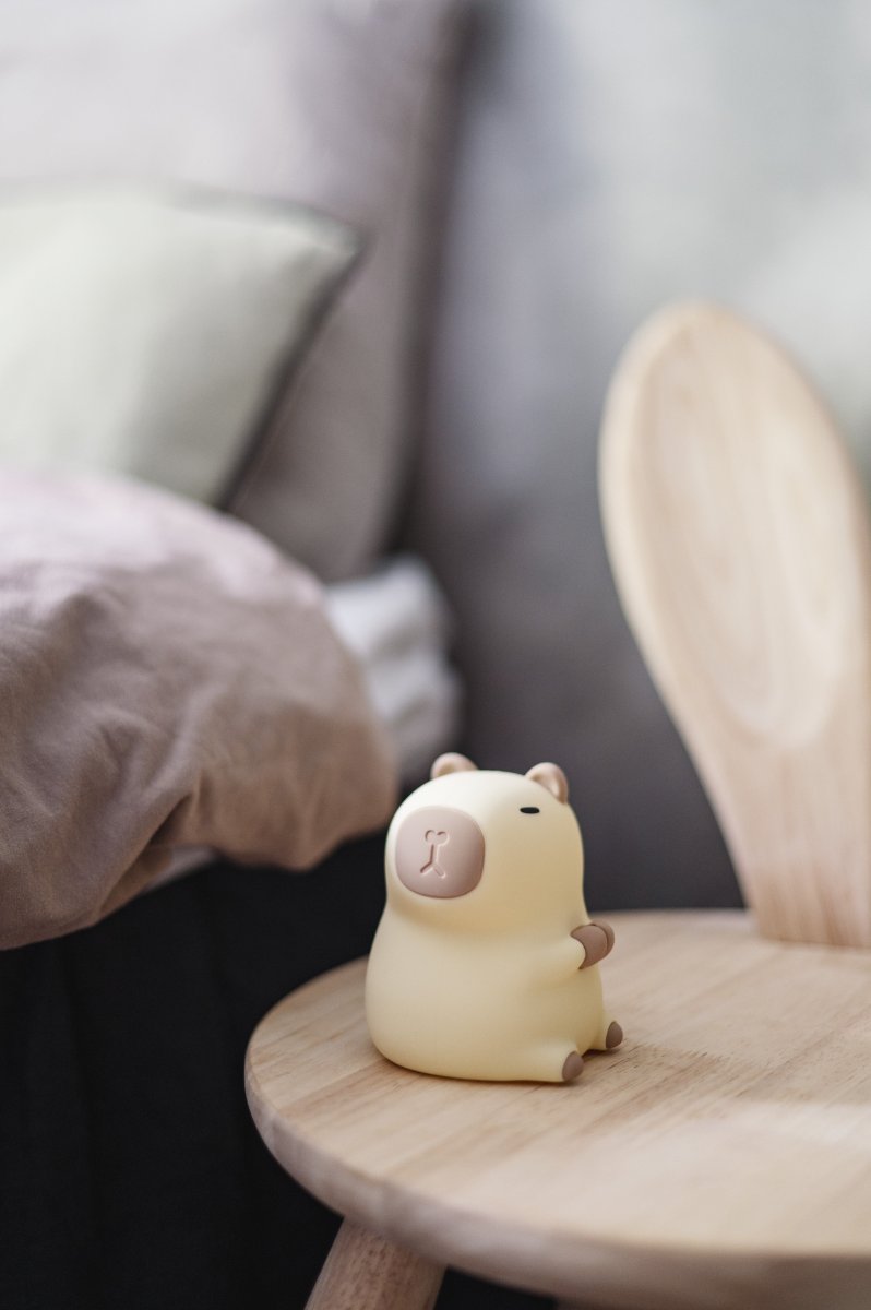 Capybara Weiß kinderlampe Von Star Trading - Capybara ist eine bezaubernde Nachtlampe, die ein sanftes und angenehmes Licht verbreitet.