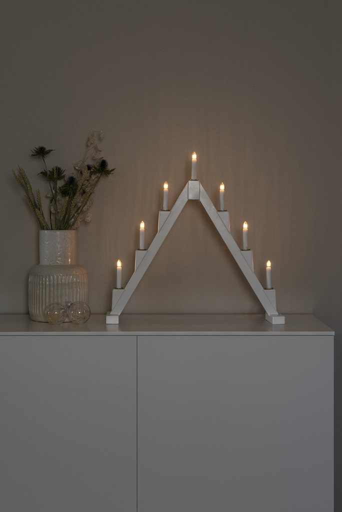 Candelabra 7 Lights Weiß Von Konstsmide - Faltbarer elektrischer Kerzenst&auml;nder mit 7 Kerzen, aus wei&szlig; lackiertem Draht, verziert mit Messingringen um jede Kerze f&uuml;r eine elegante Note.