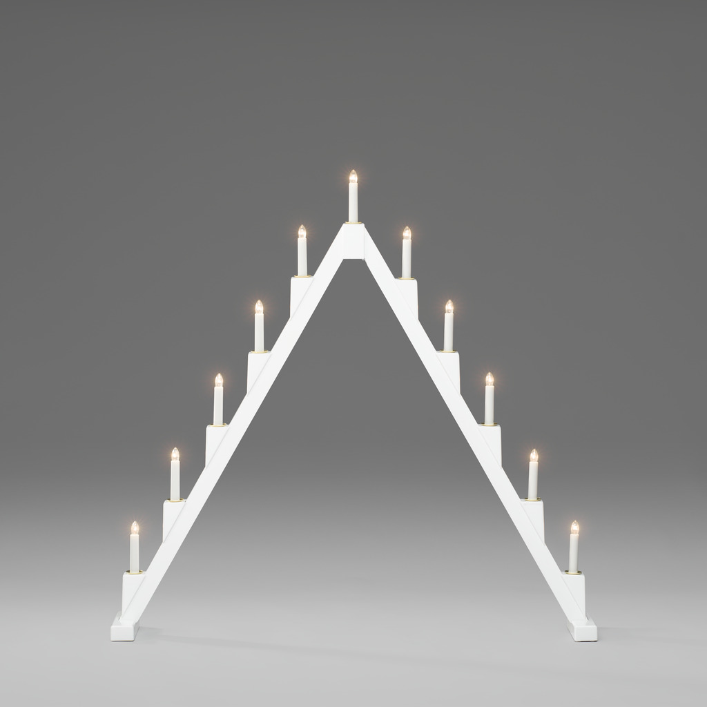 Candelabra 11 Lights Weiß Von Konstsmide - Faltbarer elektrischer Kerzenst&auml;nder mit 11 Kerzen, aus wei&szlig; lackiertem Holz, verziert mit Messingringen um jede Kerze f&uuml;r eine elegante Note.
