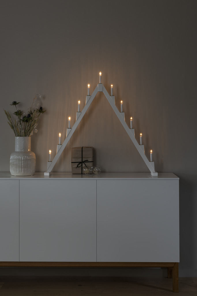 Candelabra 11 Lights Weiß Von Konstsmide - Faltbarer elektrischer Kerzenst&auml;nder mit 11 Kerzen, aus wei&szlig; lackiertem Holz, verziert mit Messingringen um jede Kerze f&uuml;r eine elegante Note.