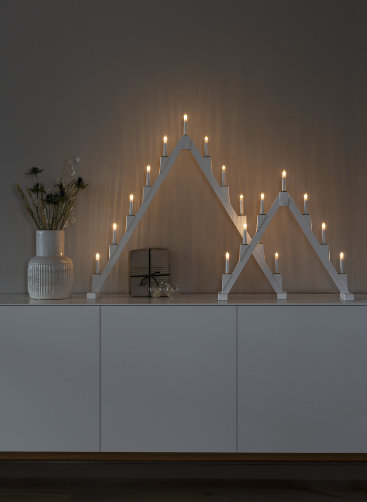 Candelabra 11 Lights Weiß Von Konstsmide - Faltbarer elektrischer Kerzenst&auml;nder mit 11 Kerzen, aus wei&szlig; lackiertem Holz, verziert mit Messingringen um jede Kerze f&uuml;r eine elegante Note.
