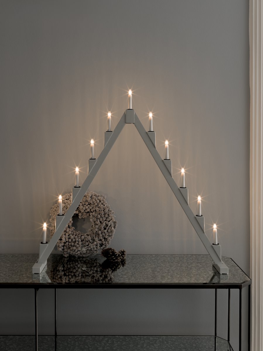 Candelabra 11 Lights Grau Von Konstsmide - Faltbarer elektrischer Kerzenst&auml;nder mit 11 Kerzen, aus grau lackiertem Holz, verziert mit schwarzen Ringen um jede Kerze f&uuml;r eine elegante Note.