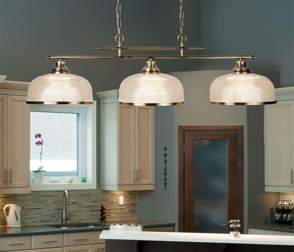 Bistro 100cm Antikes Messing hängelampe Von Searchlight - Mit ihren drei gerippten Glasschirmen im klassischen Holophan-Stil und den Details in antikem Messing vereint sie Tradition und Moderne.