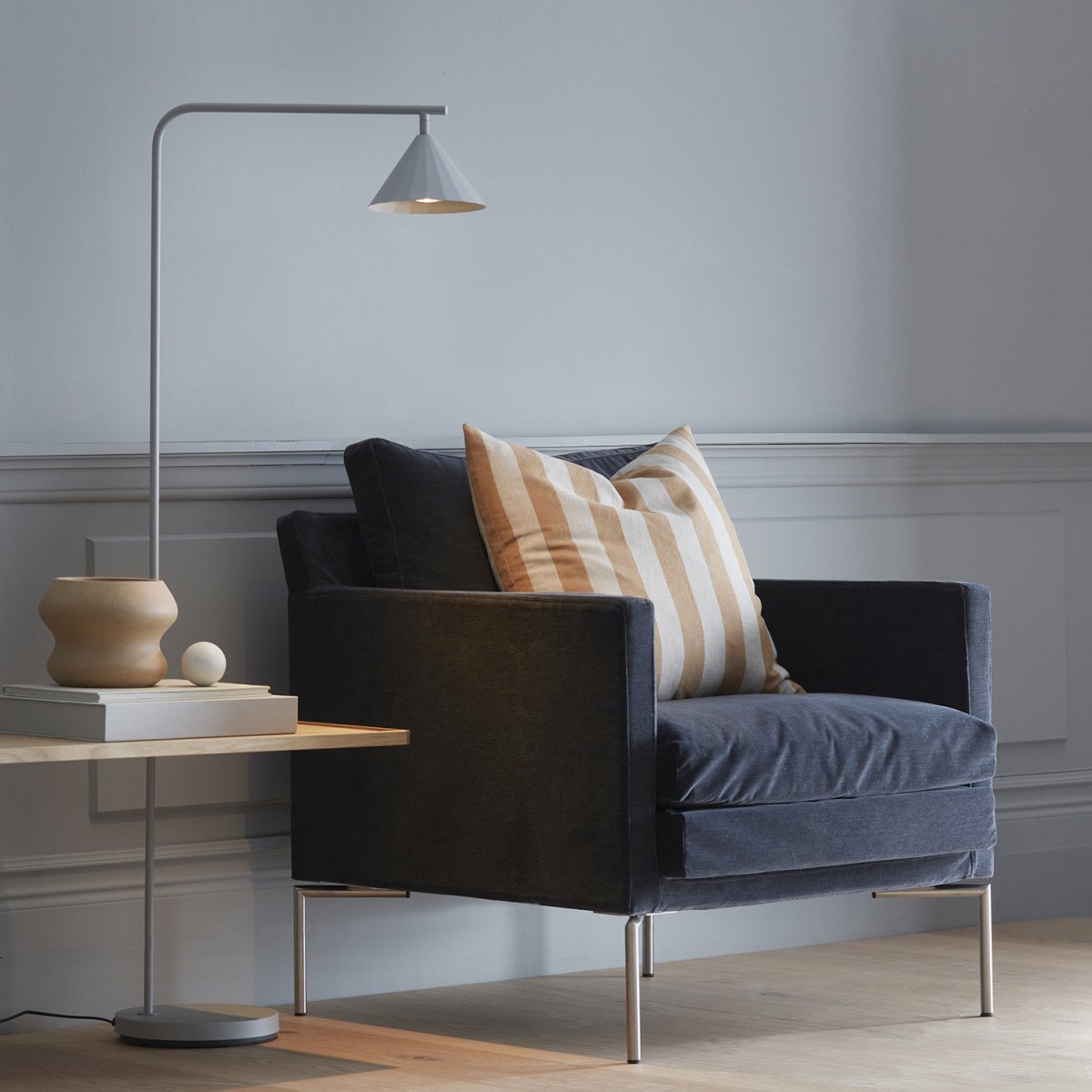 Rain Grau stehlampe Von CO Bankeryd - Die Stehlampe Rain ist ideal für gemütliche Lesemomente und kann neben dem Sofa oder einem Lieblingssessel aufgestellt werden.