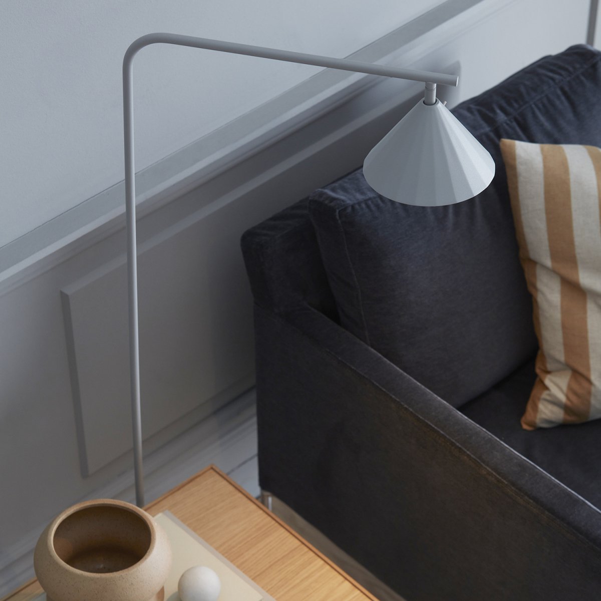 Rain Grau stehlampe Von CO Bankeryd - Die Stehlampe Rain ist ideal für gemütliche Lesemomente und kann neben dem Sofa oder einem Lieblingssessel aufgestellt werden.