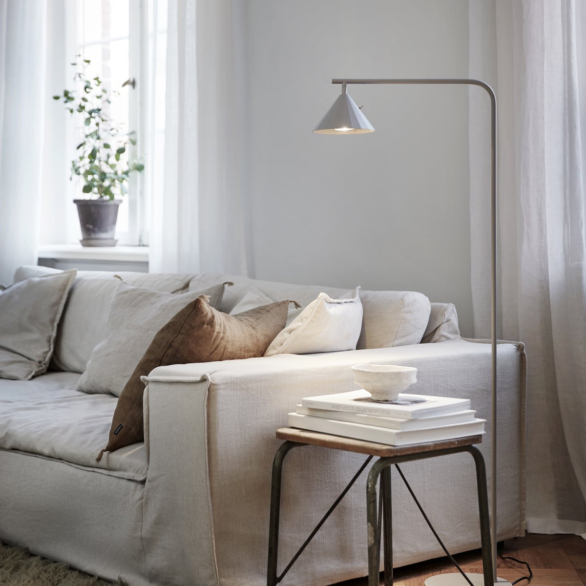 Rain Grau stehlampe Von CO Bankeryd - Die Stehlampe Rain ist ideal für gemütliche Lesemomente und kann neben dem Sofa oder einem Lieblingssessel aufgestellt werden.