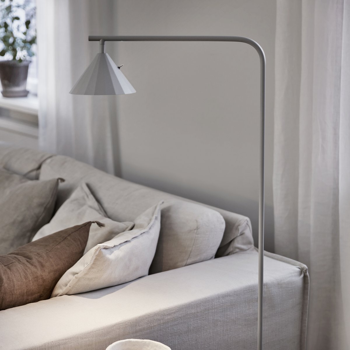 Rain Grau stehlampe Von CO Bankeryd - Die Stehlampe Rain ist ideal für gemütliche Lesemomente und kann neben dem Sofa oder einem Lieblingssessel aufgestellt werden.