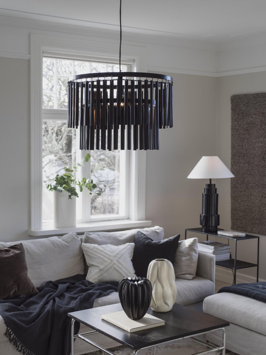 Marlow Ø45 Schwarz hängelampe Von PR Home - Kronleuchter Marlow, moderner Kronleuchter aus schwarzem Metall mit h&auml;ngenden Metallst&auml;ben in 2 Ebenen.