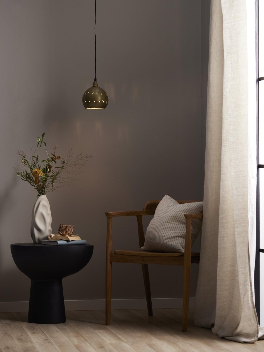 Petal Ø15 Gold fensterlampe Von PR Home - Bl&uuml;tenf&ouml;rmige Fensterlampe aus Metall mit Messing-Finish.