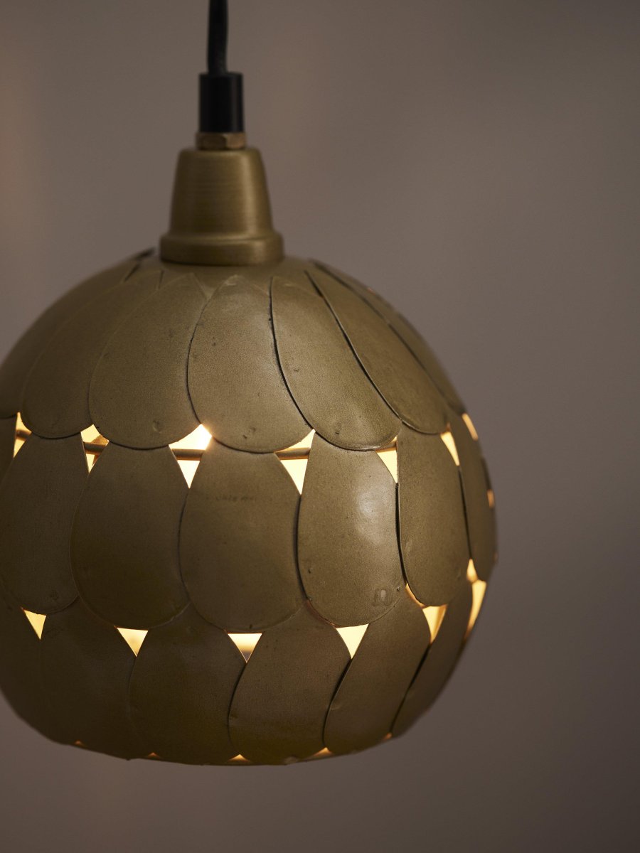 Petal Ø15 Gold fensterlampe Von PR Home - Bl&uuml;tenf&ouml;rmige Fensterlampe aus Metall mit Messing-Finish.