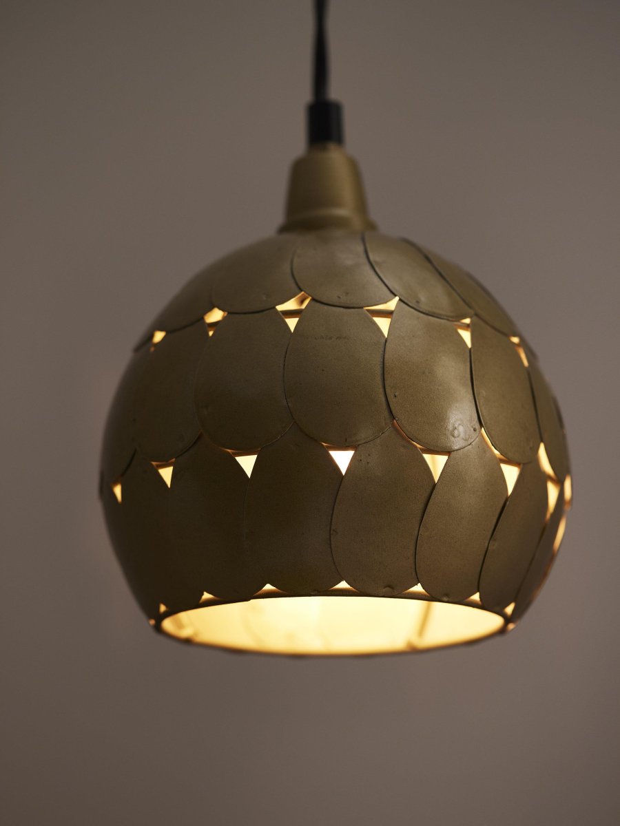 Petal Ø15 Gold fensterlampe Von PR Home - Bl&uuml;tenf&ouml;rmige Fensterlampe aus Metall mit Messing-Finish.