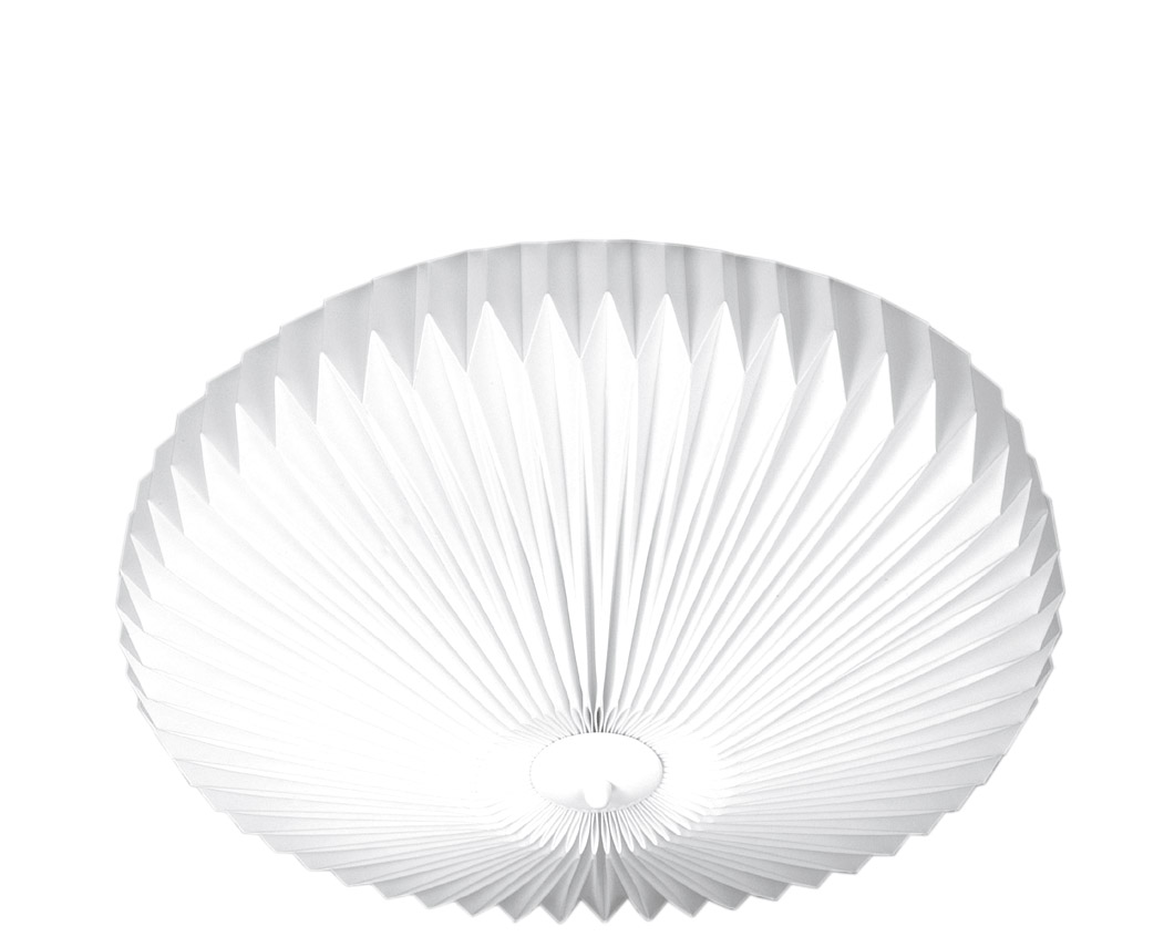 Linn Ø50 Weiß deckenleuchte Von CO Bankeryd - Durch die weiße Oberfläche und die skulpturale Form der Lampe fügt sie sich harmonisch in moderne und klassische Umgebungen ein und eignet sich perfekt für Wohnzimmer, Schlafzimmer oder Flur.