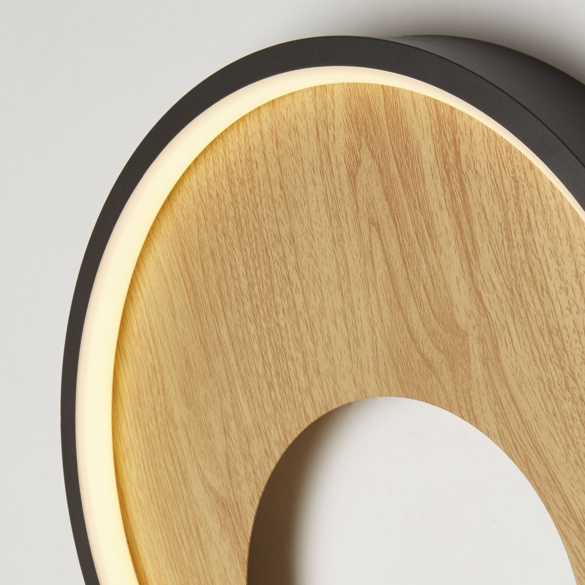 Curio Ø30 Schwarz/Holz wandlampe Von Searchlight - Der äußere Rahmen ist aus schwarzem Metall gefertigt, der innere Rahmen ist gebürstet – ein schöner Kontrast, der die Leuchte zu einem echten Blickfang macht.