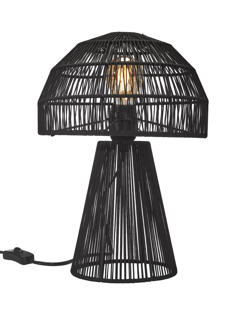 Porcini 37cm Schwarz tischlampe Von PR Home - Die Porcini-Tischlampe ist eine handgefertigte Lampe aus einem Metallrahmen, der von Hand mit glänzendem Garn umwickelt ist, wodurch das Licht fein durch die Fäden gefiltert wird.