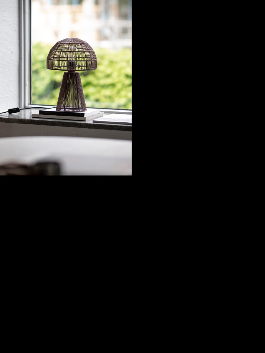 Porcini 37cm Braun tischlampe Von PR Home - Die Porcini-Tischlampe ist eine handgefertigte Lampe aus einem Metallrahmen, der von Hand mit glänzendem Garn umwickelt ist, wodurch das Licht fein durch die Fäden gefiltert wird.