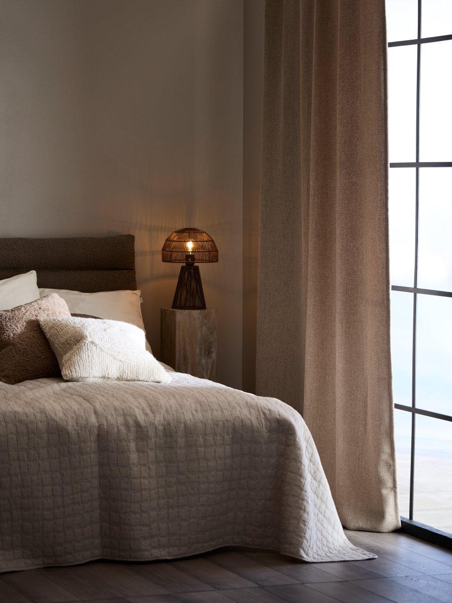 Porcini 37cm Braun tischlampe Von PR Home - Die Porcini-Tischlampe ist eine handgefertigte Lampe aus einem Metallrahmen, der von Hand mit glänzendem Garn umwickelt ist, wodurch das Licht fein durch die Fäden gefiltert wird.
