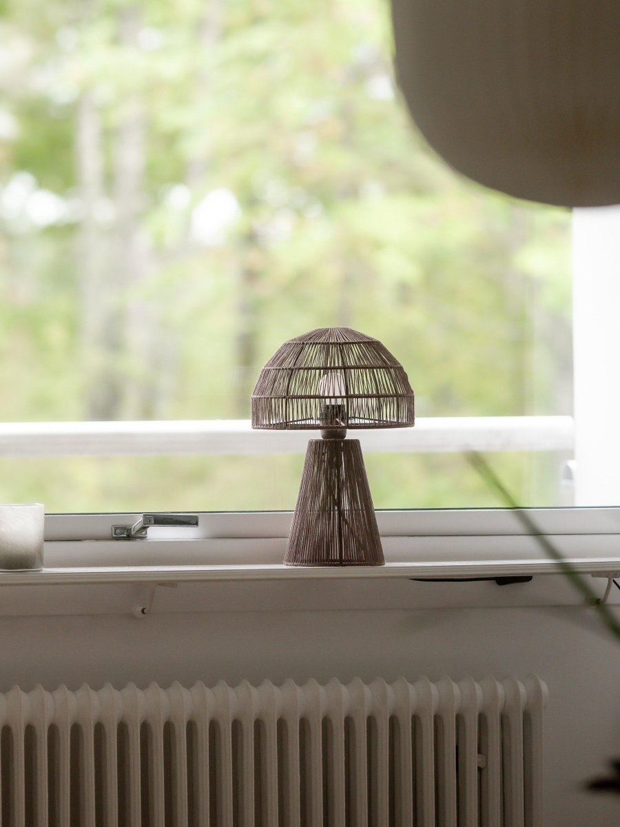Porcini 37cm Braun tischlampe Von PR Home - Die Porcini-Tischlampe ist eine handgefertigte Lampe aus einem Metallrahmen, der von Hand mit glänzendem Garn umwickelt ist, wodurch das Licht fein durch die Fäden gefiltert wird.
