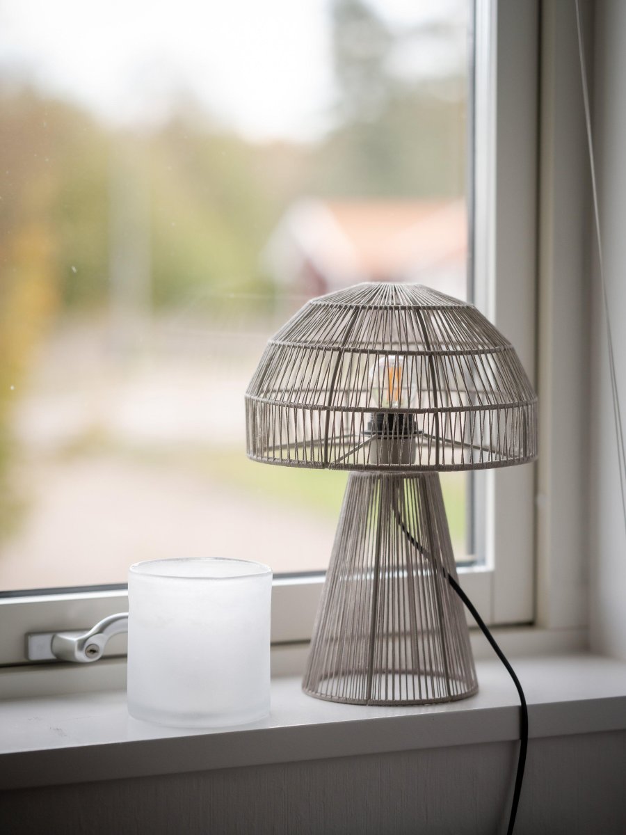 Porcini 37cm Beige tischlampe Von PR Home - Die Porcini-Tischlampe ist eine handgefertigte Lampe aus einem Metallrahmen, der von Hand mit gl&auml;nzendem Garn umwickelt ist, wodurch das Licht fein durch die F&auml;den gefiltert wird.