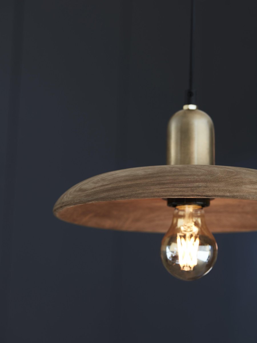 Bliss Ø28 Natur fensterlampe Von PR Home - 3,5 Meter langes schwarzes Kunststoffkabel mit Aufh&auml;ngehalterung und Wandstecker.