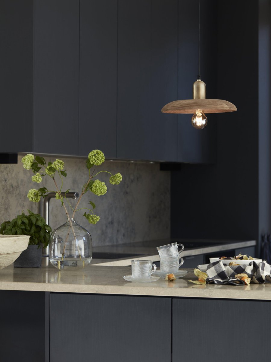 Bliss Ø28 Natur fensterlampe Von PR Home - 3,5 Meter langes schwarzes Kunststoffkabel mit Aufh&auml;ngehalterung und Wandstecker.