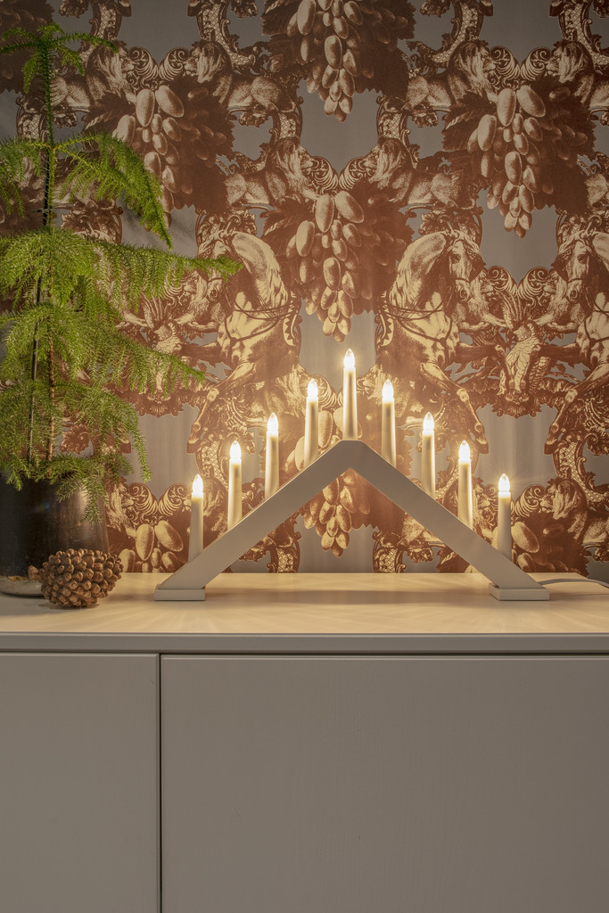 Candelabra 9 Lights Mattweiß Von Konstsmide - Dieser Kerzenhalter eignet sich perfekt f&uuml;r die Fensterbank oder den Tisch und passt gleicherma&szlig;en gut in moderne und traditionelle Inneneinrichtungen.