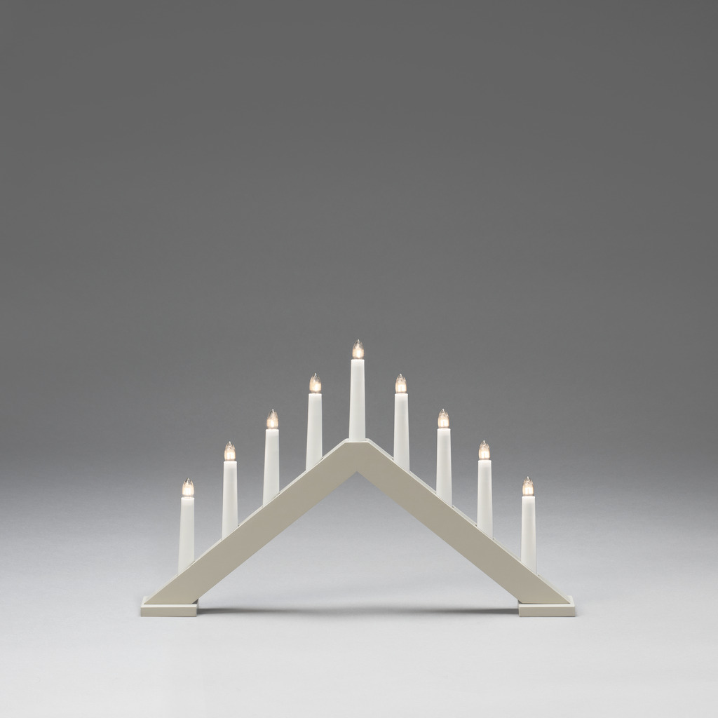 Candelabra 9 Lights Mattbeige Von Konstsmide - Dieser Kerzenhalter eignet sich perfekt f&uuml;r die Fensterbank oder den Tisch und passt gleicherma&szlig;en gut in moderne und traditionelle Inneneinrichtungen.