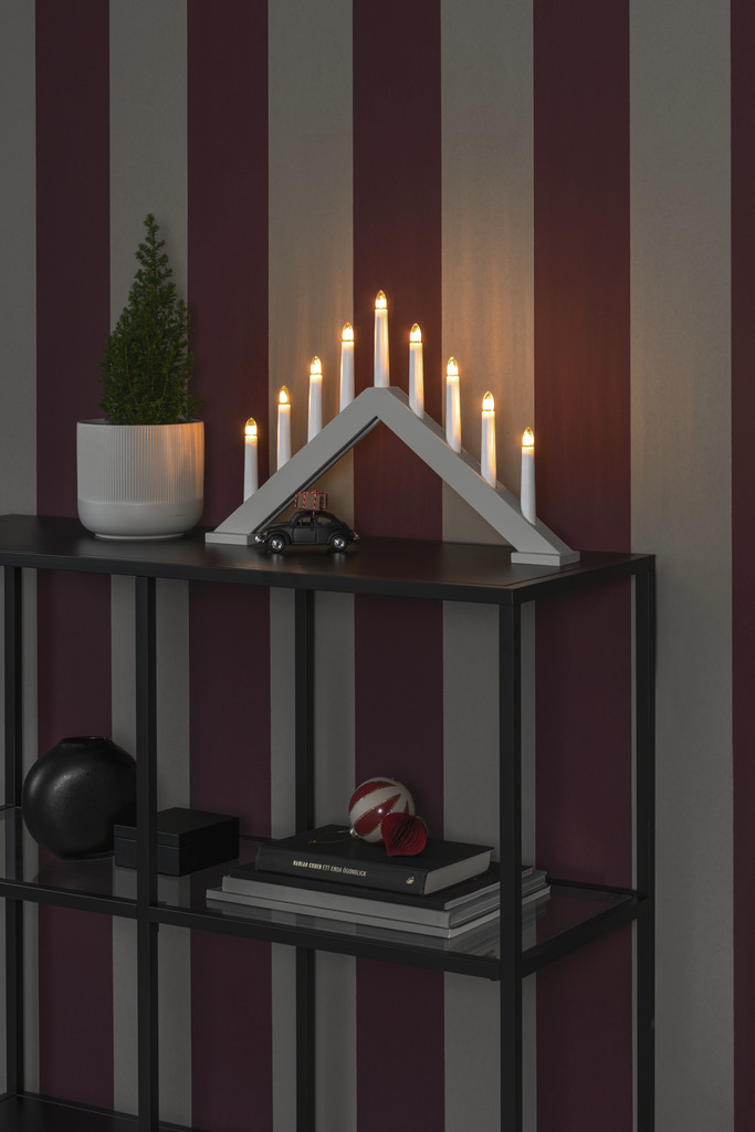 Candelabra 9 Lights Mattbeige Von Konstsmide - Dieser Kerzenhalter eignet sich perfekt f&uuml;r die Fensterbank oder den Tisch und passt gleicherma&szlig;en gut in moderne und traditionelle Inneneinrichtungen.