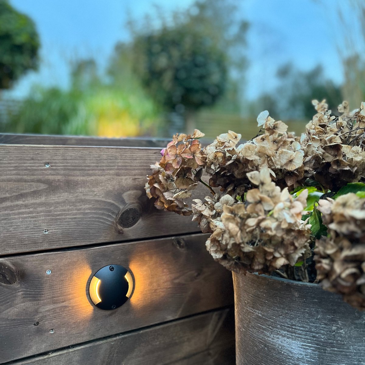 Zenit duo Schwarz Von Lightson - Ein flexibles und günstiges 12-Volt-System für Ihren Garten, das Sie einfach selbst installieren und später bei Bedarf auf bis zu 50 Meter erweitern können.