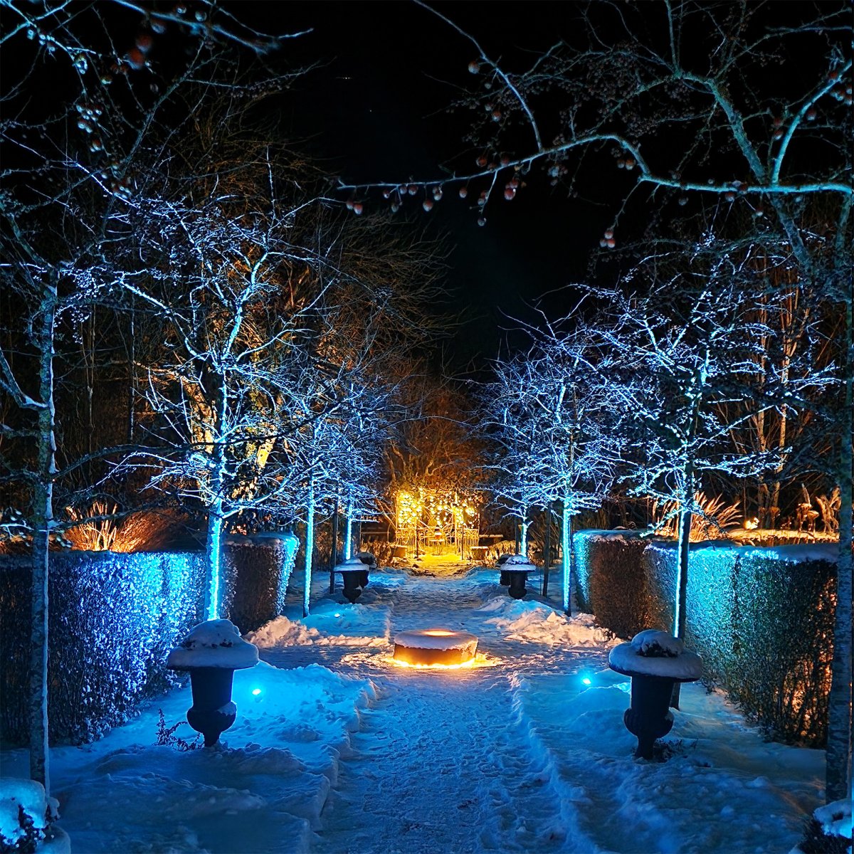 Arcus Schwarz Von Lightson - Mit 16 Millionen Farben zur Auswahl sind die M&ouml;glichkeiten endlos, sowohl f&uuml;r einzelne F&auml;den als auch f&uuml;r das perfekte Gef&uuml;hl f&uuml;r den Alltag und Partys im Lounge-Umfeld.