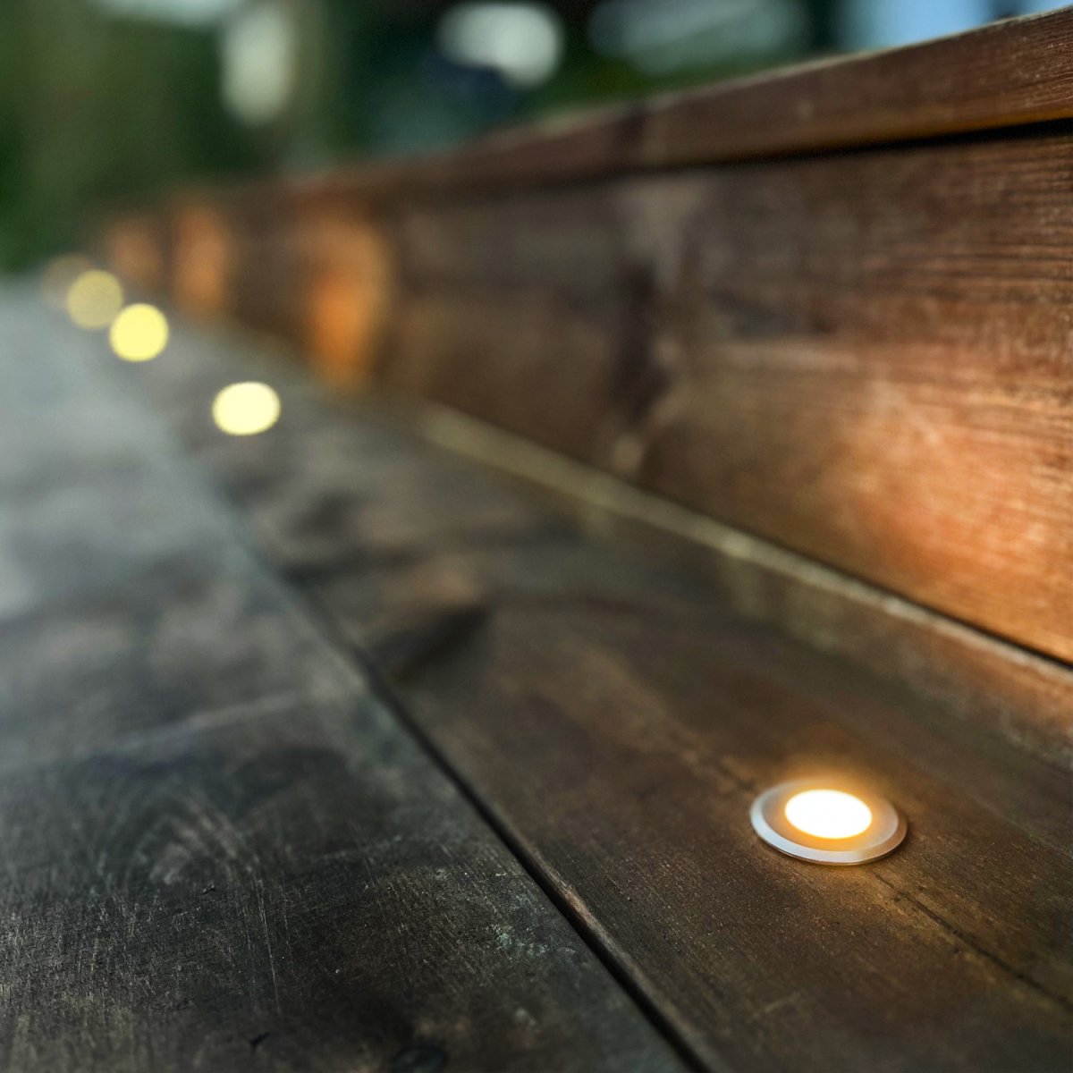 Dexter x5 Silber Von Lightson - Durch die robuste Konstruktion aus geb&uuml;rstetem Aluminium und die hohe IP-Schutzart (Dichtigkeit) f&uuml;hlt sich Dexter in der prallen Sommersonne ebenso wohl wie unter einer dicken Schneedecke.