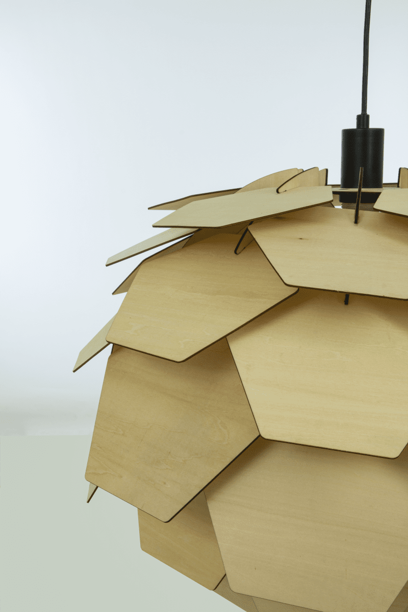 Carpatica Ø60 Natur hängelampe Von Aneta Lighting - Die wunderschöne Carpatica mit mehreren Lagen Holzlatten hat ein Design, das an einen runden Tannenzapfen erinnert.