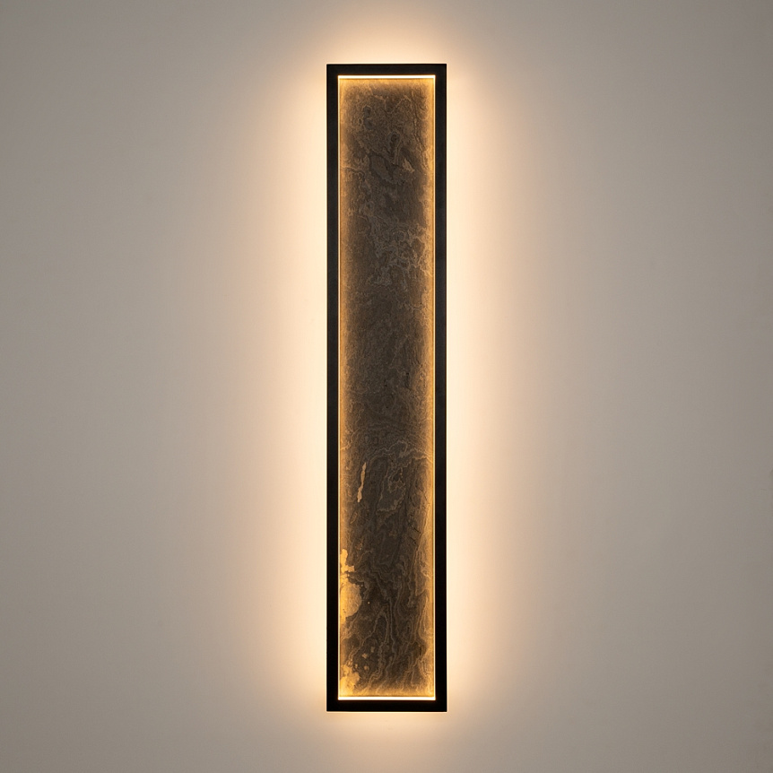 Orign 80cm Schwarz wandlampe Von Maytoni - Orign ist eine Wandleuchte aus Metall mit einer eleganten Steinimitation in der Mitte, die einen nat&uuml;rlichen und exklusiven Eindruck vermittelt.