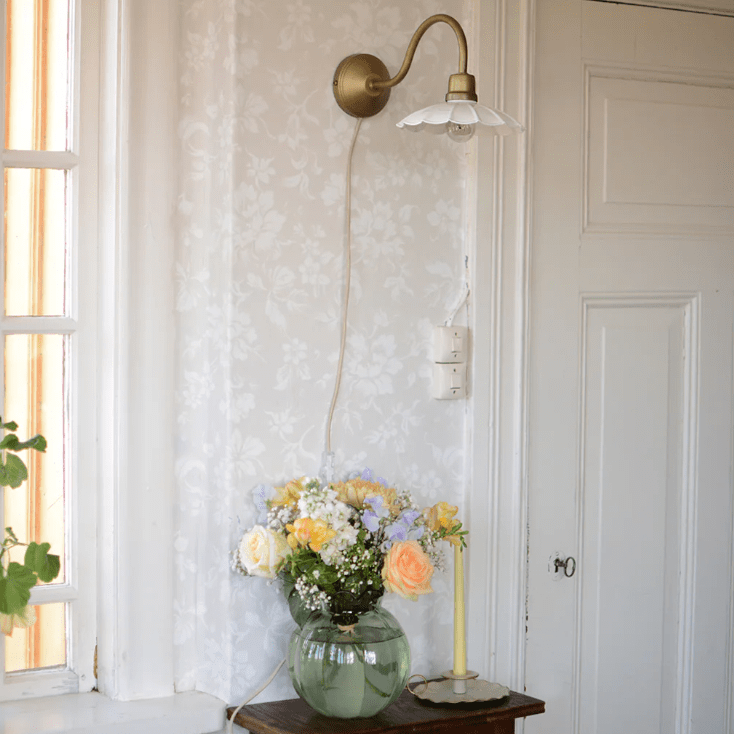 Gustav Ø20 Weiß/Antikmessing wandlampe Von Strömshaga - Gustav ist eine elegante Wandleuchte mit klassischem Flair und dekorativen Details.