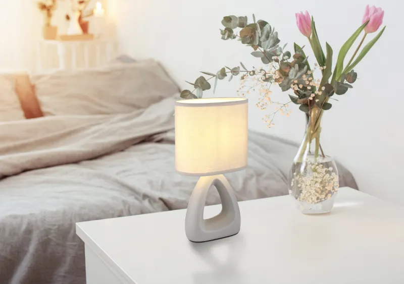 Triangle 30cm Grau tischlampe Von Globo Lighting - Den triangelformade basen med ett stilrent utskuret h&aring;l ger ett modernt intryck, medan den ovala textilsk&auml;rmen i gr&aring; f&auml;rg sprider ett behagligt och j&auml;mnt ljus.