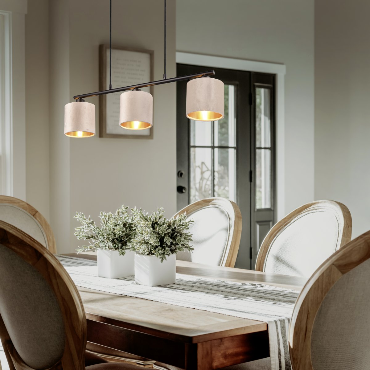 Julieta 66cm Beige hängelampe Von Trio Lighting - Der neutrale Farbton und die weichen Stoffschirme verleihen dem Raum eine behagliche und ruhige Stimmung.