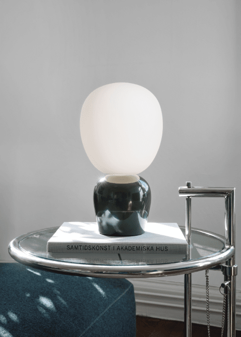 Buddy 34cm Grün tischlampe Von Belid - Mit ihrem gleichm&auml;&szlig;igen Licht und dem raffinierten Design f&uuml;gt sich Buddy harmonisch in jedes Zuhause ein &ndash; ein Begleiter, der Licht und Charakter &uuml;ber Generationen hinweg verbreitet.