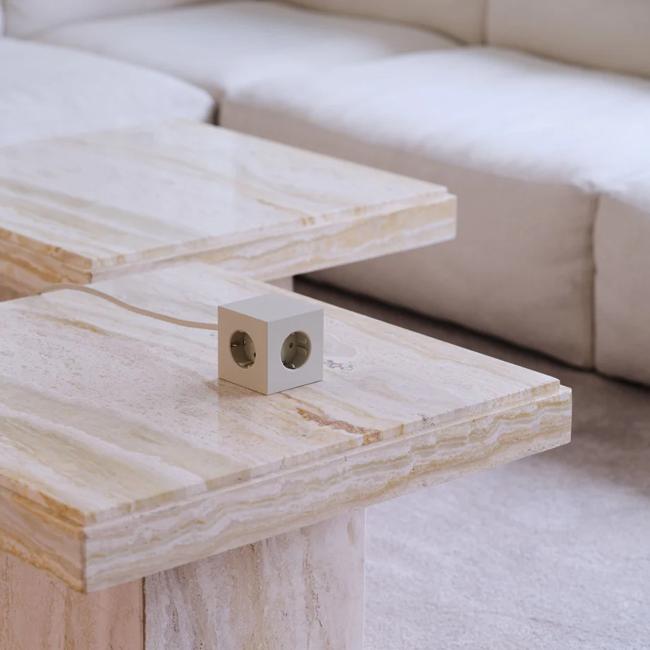 Square 1 with 30W Dual USBC & Magnetic base, 3m Sand Von Avolt - Steckdosenleiste von Avolt im stylischen Design mit langem PVC-Kabel, einem W&uuml;rfel aus recyceltem Kunststoff und einer Magnetplatte an der Unterseite zum Aufh&auml;ngen an der Wand.