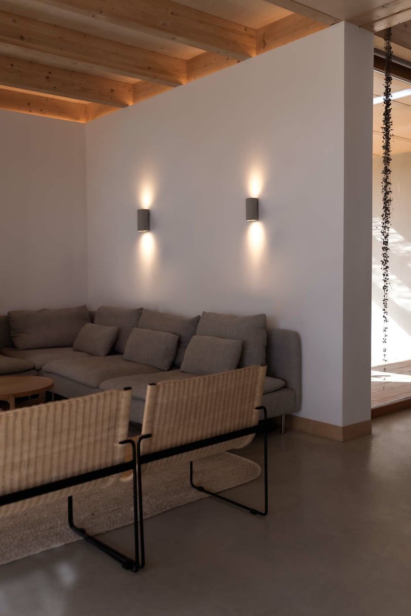 Sole 15cm Grau wandlampe Von Faro Barcelona - Erh&auml;ltlich in zwei Gr&ouml;&szlig;en und mit ein- oder zweiseitiger Lichtverteilung, eignet sie sich ideal f&uuml;r Flure und kleinere R&auml;ume.