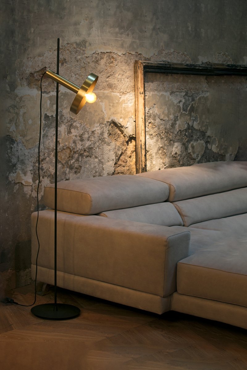 Whizz Gold stehlampe Von Faro Barcelona - Whizz ist Teil einer Designserie mit passenden Leuchten &ndash; ideal f&uuml;r durchdachte Einrichtungsprojekte.