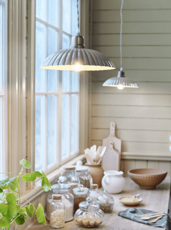 Ingrid Groß Ø24 Beige fensterlampe Von Strömshaga - Beige Deckenleuchte aus Blech mit plissiertem Schirm und naturfarbenem gedrehtem Textilkabel.