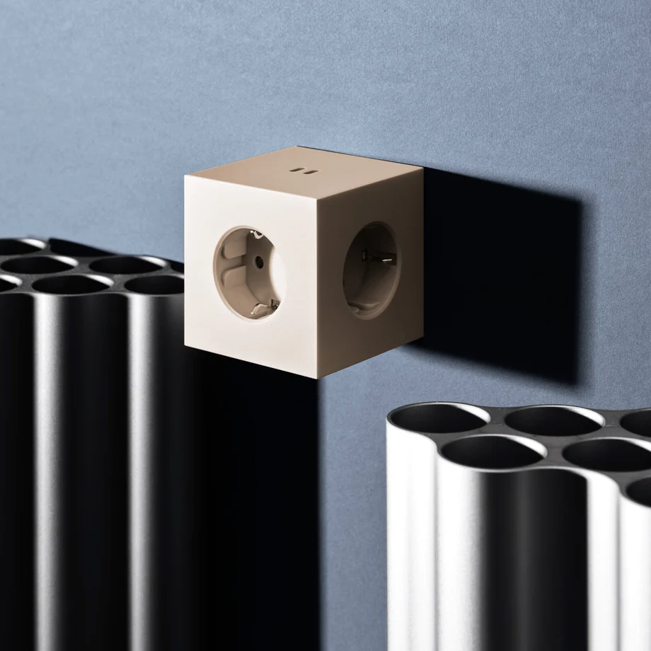 Square 2 Socket extender with 30W Dual USBC Sand Von Avolt - Steckdosenverl&auml;ngerung von Avolt im stylischen Design mit einem W&uuml;rfel aus recyceltem Kunststoff und einer Magnetplatte an der Unterseite zum Aufh&auml;ngen an der Wand.