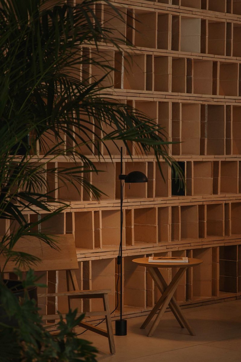 Matilda Schwarz stehlampe Von Faro Barcelona - Mit drehbarem Schirm und verstellbarer H&ouml;he bietet sie flexibles Licht zum Lesen und f&uuml;r die Stimmung.